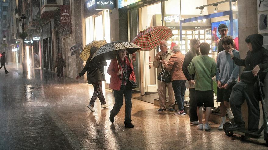Los castellonenses se resguardan de la tromba de agua en la calle Enmedio.