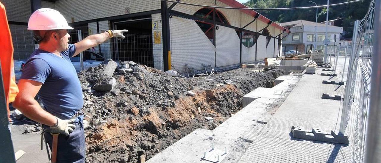 Un operario muestra la zona en la que irá la nueva línea de inspección.