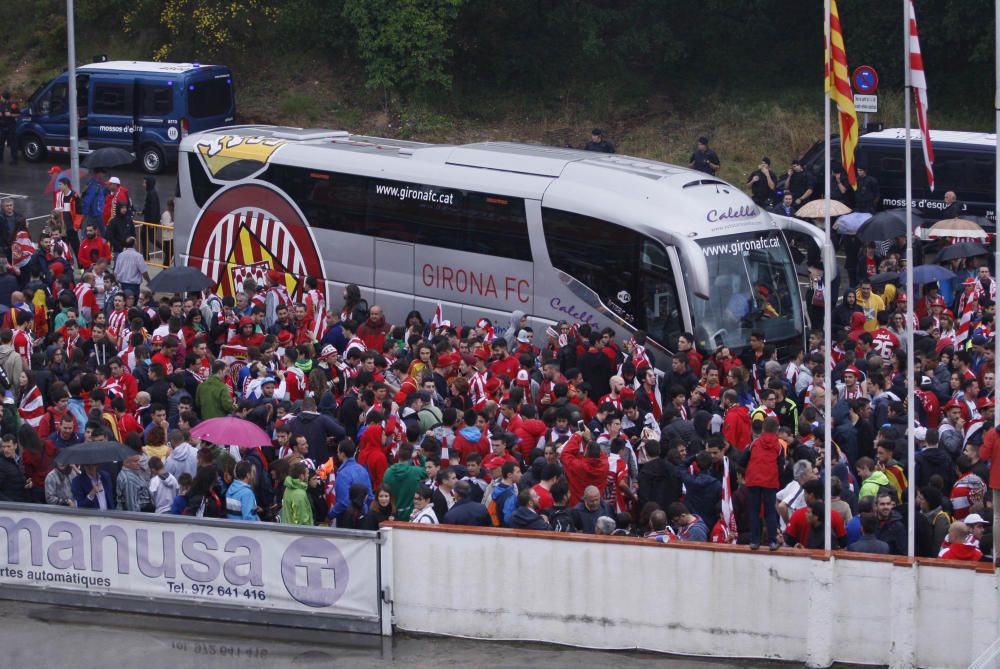 Centenars d'aficionats reben al Girona sota la pluja