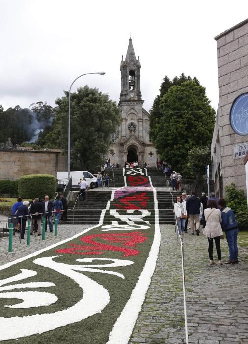 En Gondomar un grupo de voluntarios, fundamentalmente mujeres, trabajó desde hace semanas en la preparación del material para las alfombras que se confeccionaron hoy.