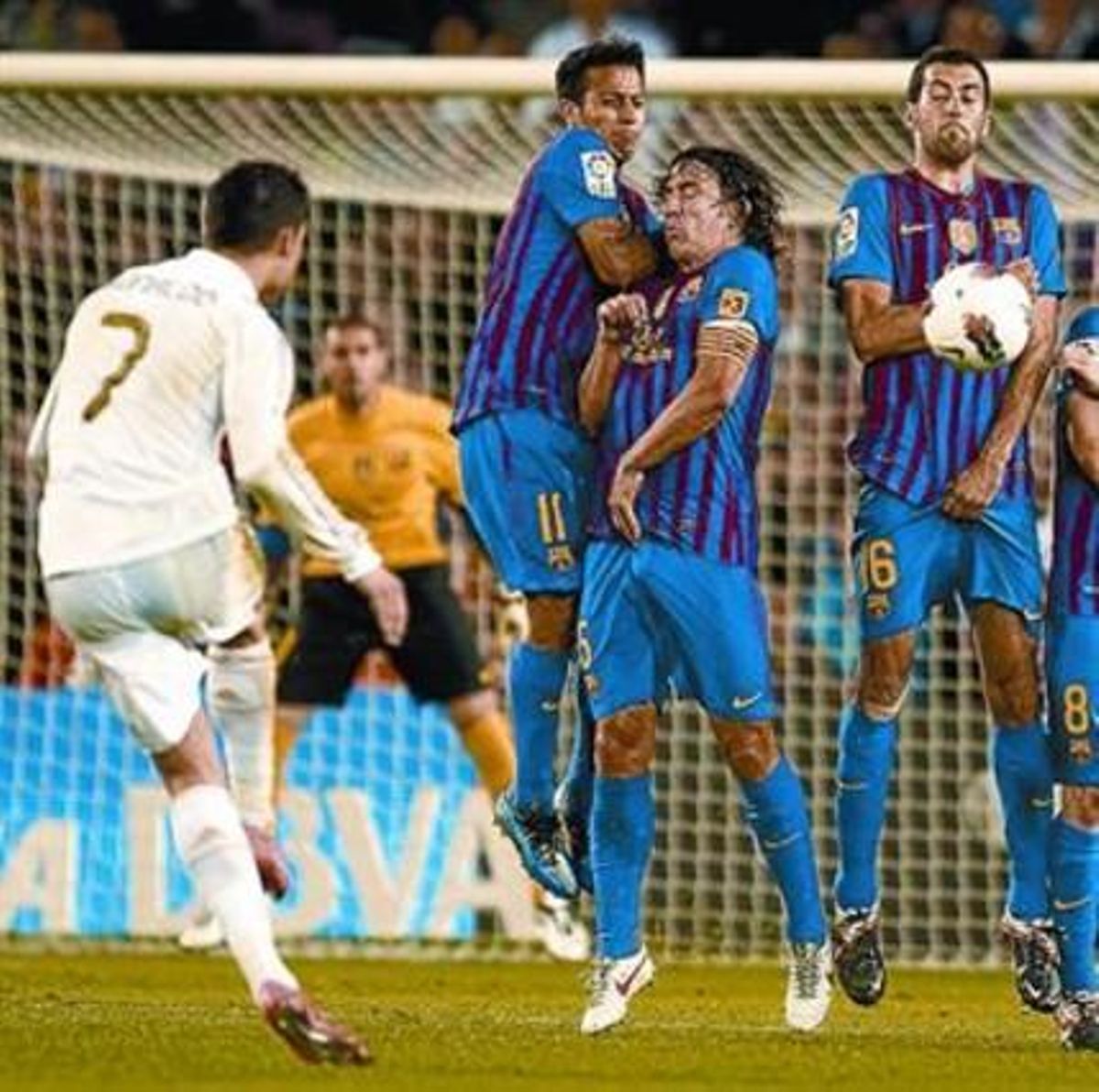 Ronaldo executa una falta davant la barrera blaugrana.