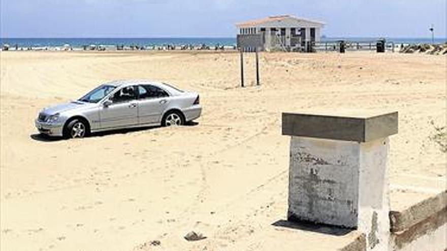 Mete su coche en la playa del grao y queda atrapado