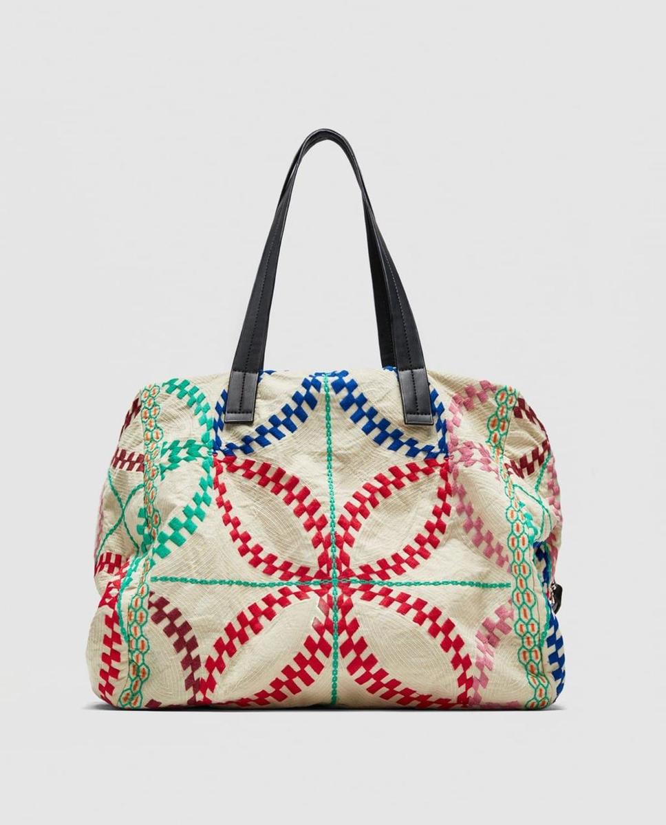 Bolso shopper con bordados de Zara. (Precio: 39, 95 euros)