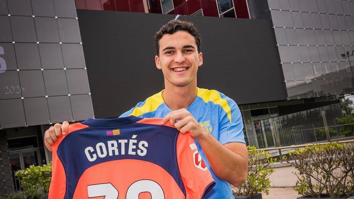 Álvaro Cortés posa con la camiseta del Barça.