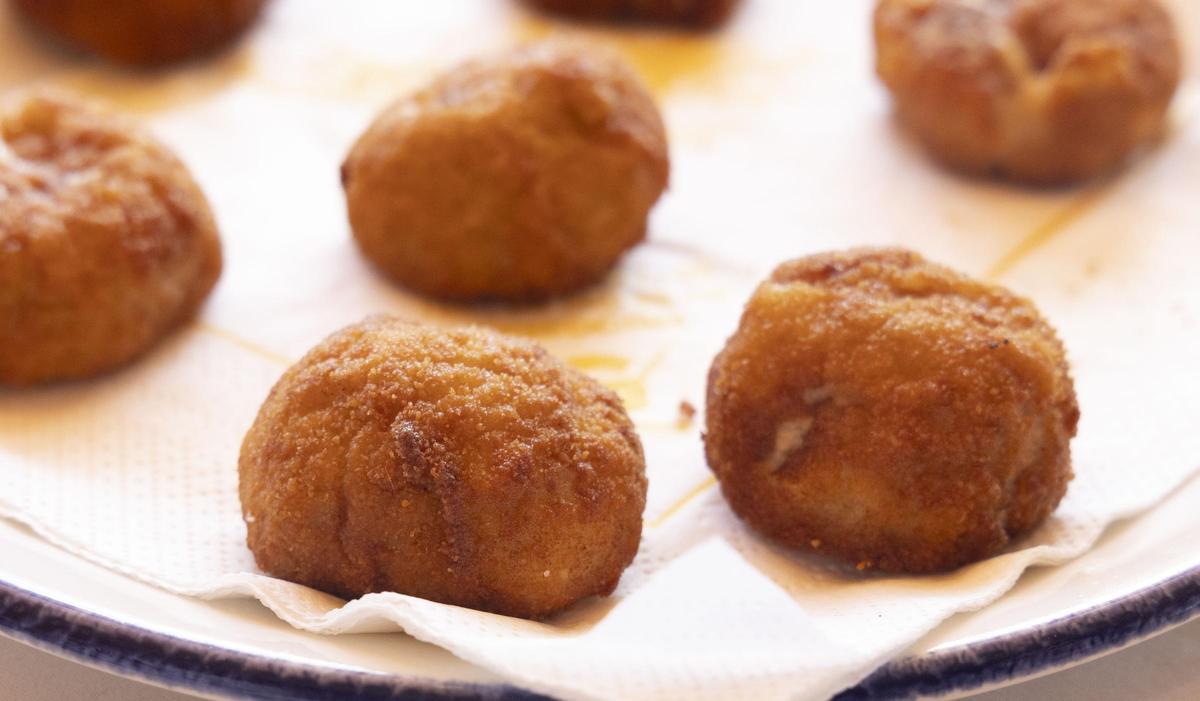 Croquetas caseras de gamba roja.