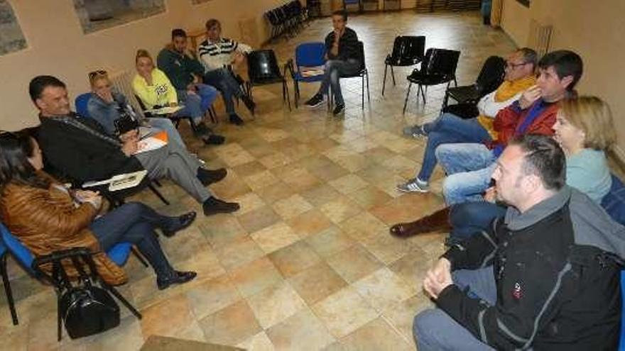 La reunión en la Escuela de Música de Llanes.