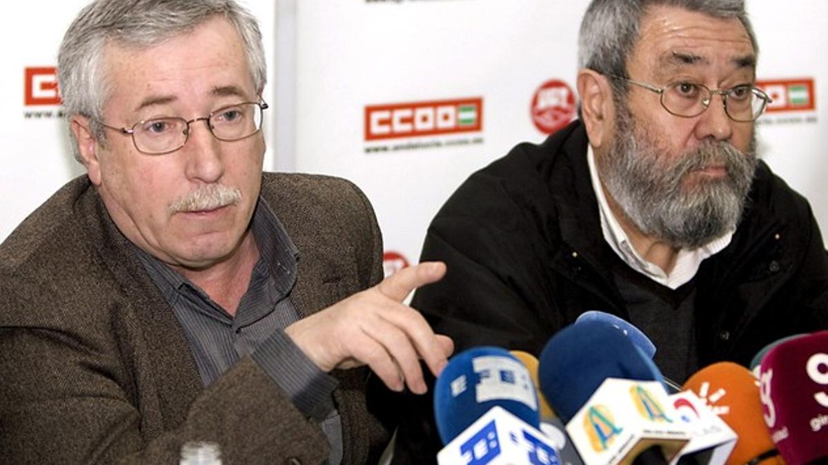 Los secretarios generales de CCOO, Ignacio Fernández Toxo (izquierda), y de la UGT, Cándido Méndez, en una rueda de prensa, el pasado 21 de enero en Sevilla.