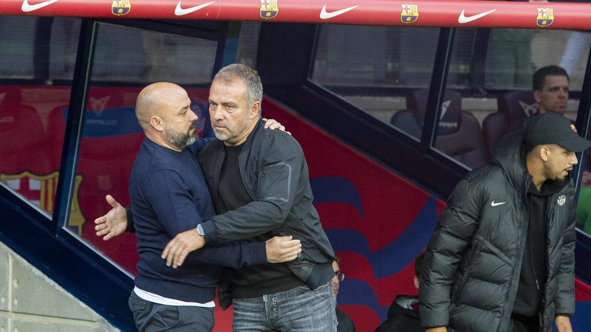 Los técnicos Hansi Flick y Manolo González se saludan antes de empezar el derbi de la liga entre el FC Barcelona y el RCD Espanyol en el estadio Lluis Companys