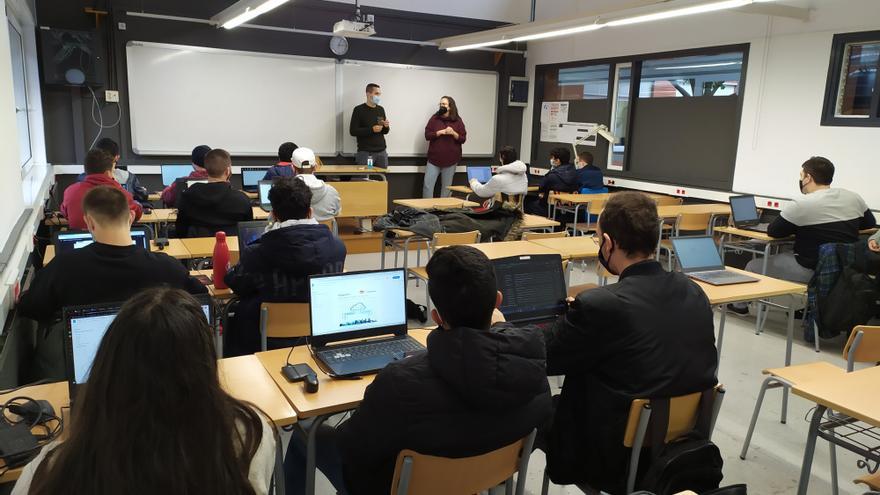 Alumnes de l’Institut Cendrassos de Figueres col·laboren amb el Projecte comunitari d’alfabetització digital Tic-tac