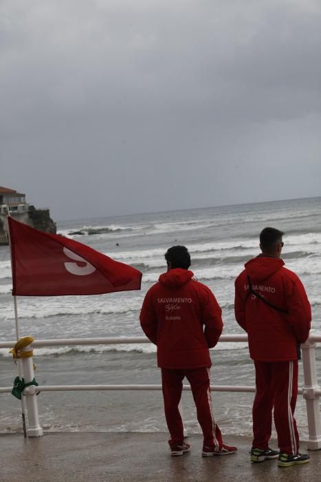 Bandera roja en la playa de San Lorenzo de Gijón