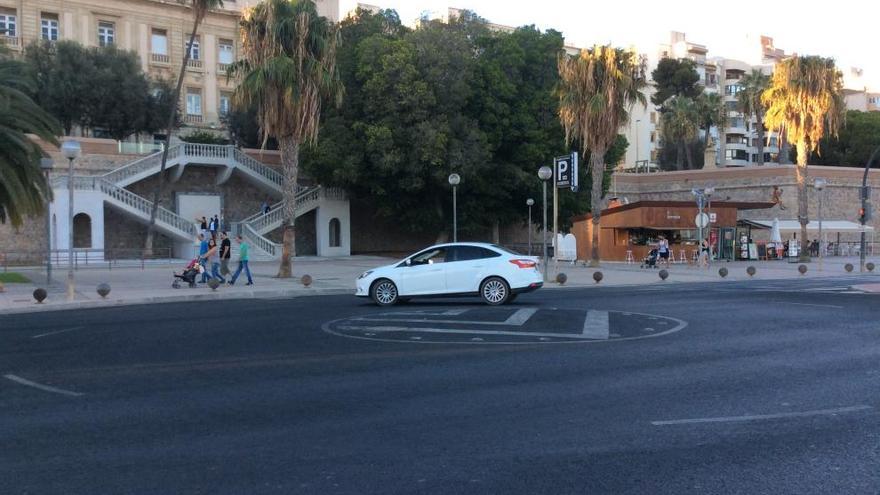 Una rotonda &#039;virtual&#039; en el Paseo del Muelle para evitar accidentes