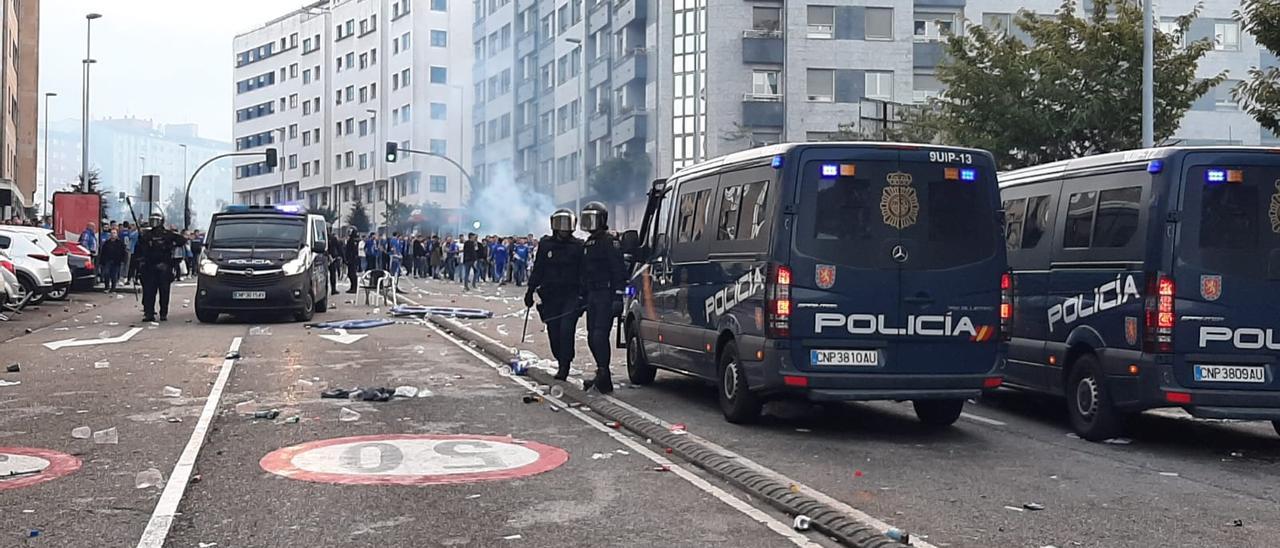 Vídeo: así fueron los altercados de los aficionados del Real Oviedo contra la Policía