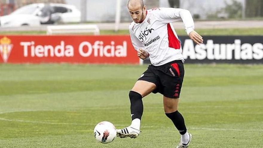 Álex Gálvez controla el balón durante el entrenamiento de ayer en Mareo.