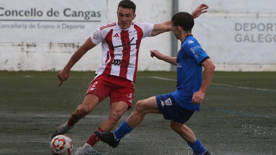 Diego golpea el balón en un encuentro de la pasada temporada con el Alondras.