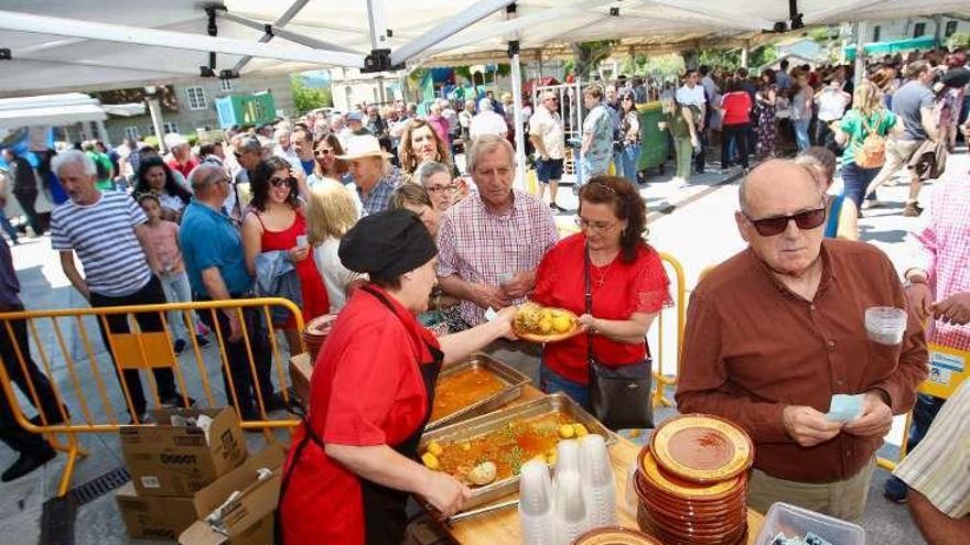 Las raciones se sirvieron en platos de barro que sirven de recuerdo de la fiesta. // R.V.