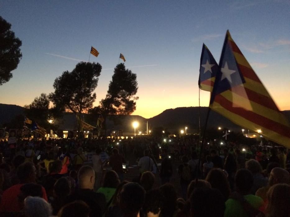 Una multitud omple Lledoners com mai en la vigília de 1-O