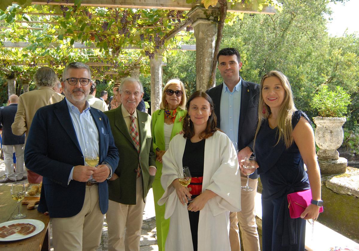 Es el último domingo del mes de agosto, el día más especial del año en el Pazo de Oca. Como marca la tradición y coincidiendo con la celebración del Sagrado Corazón, el duque de Segorbe, Ignacio Medina y Fernández de Córdoba y la princesa María de la Gloria de Orleans y Bragança abren las puertas del conocido como «Versalles gallego» para recibir una vez más a sus amigos. Es el último domingo del mes de agosto, el día más especial del año en el Pazo de Oca. Como marca la tradición y coincidiendo con la celebración del Sagrado Corazón, el duque de Segorbe, Ignacio Medina y Fernández de Córdoba y la princesa María de la Gloria de Orleans y Bragança abren las puertas del conocido como «Versalles gallego» para recibir una vez más a sus amigos.