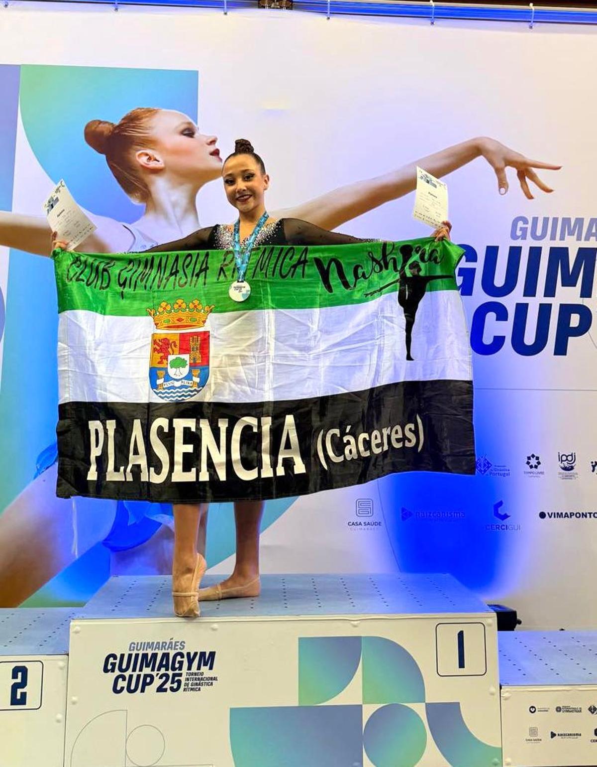 Talía Sánchez, del club Nashira de Plasencia, plata en cuerda.