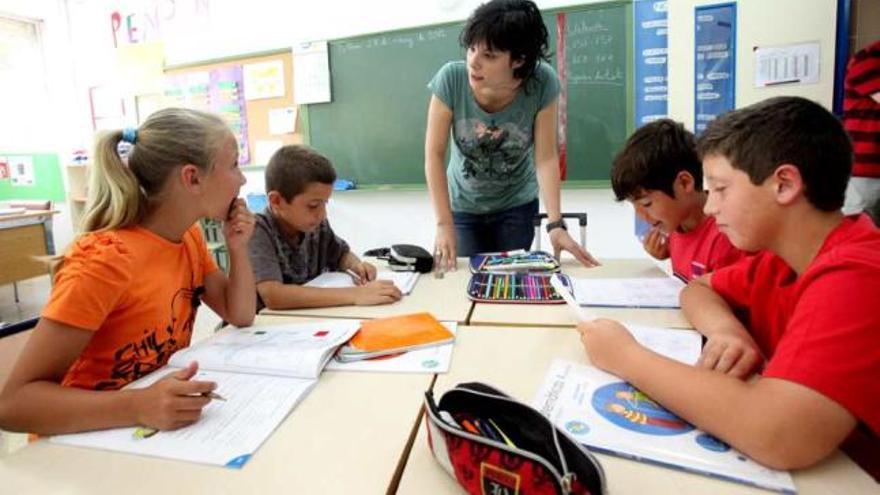 Una maestra impartiendo clase a un grupo de alumnos en un colegio de Benidorm.