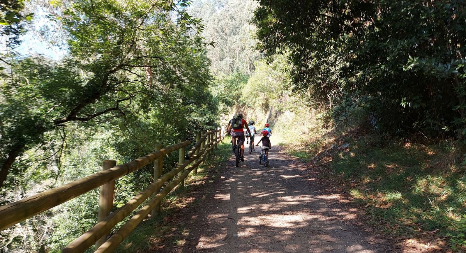 Varios ciclistas, el pasado verano, en la senda del ferrocarril de San Tirso de Abres. | T. Cascudo