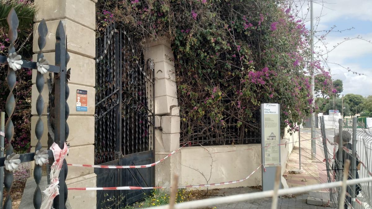 La cancela precintada desde noviembre de 2019 en Villa Marco, cuya reparación prevé realizar el Consistorio