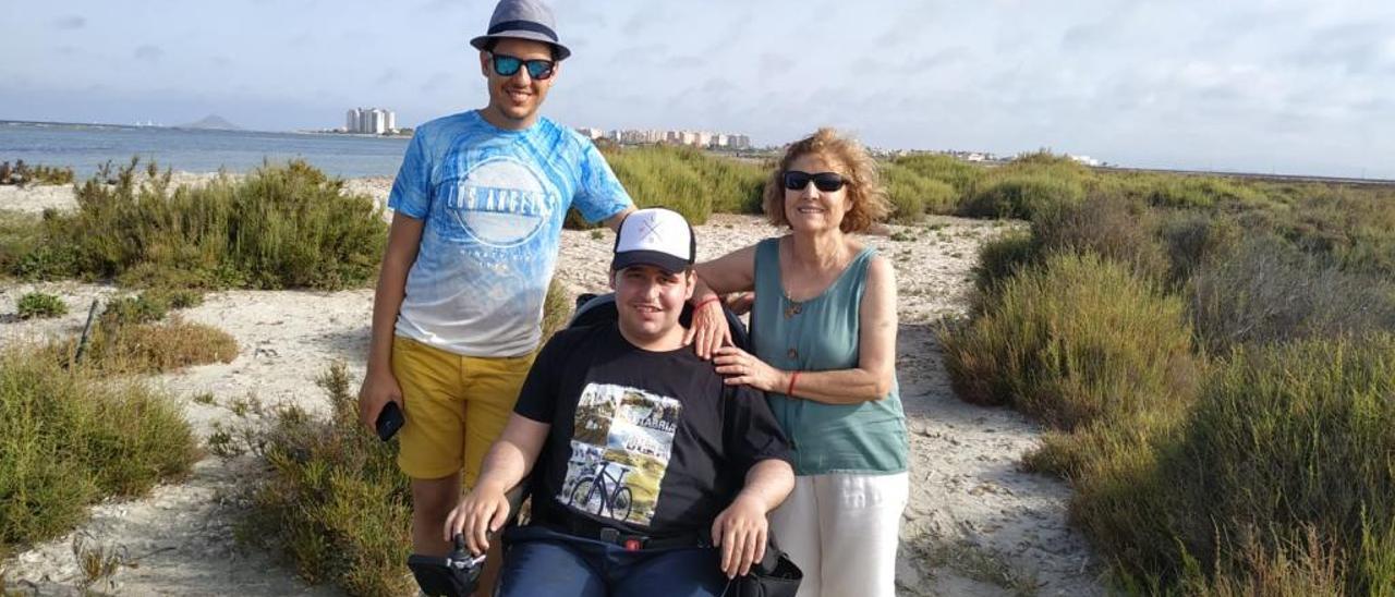 Jesús y Martín Pérez Vigueras, con su madre el fin de semana anterior en la playa.