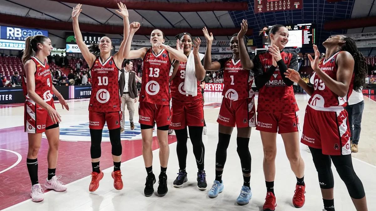 Las jugadoras del Casademont Zaragoza celebran la victoria frente al Reyer Venezia