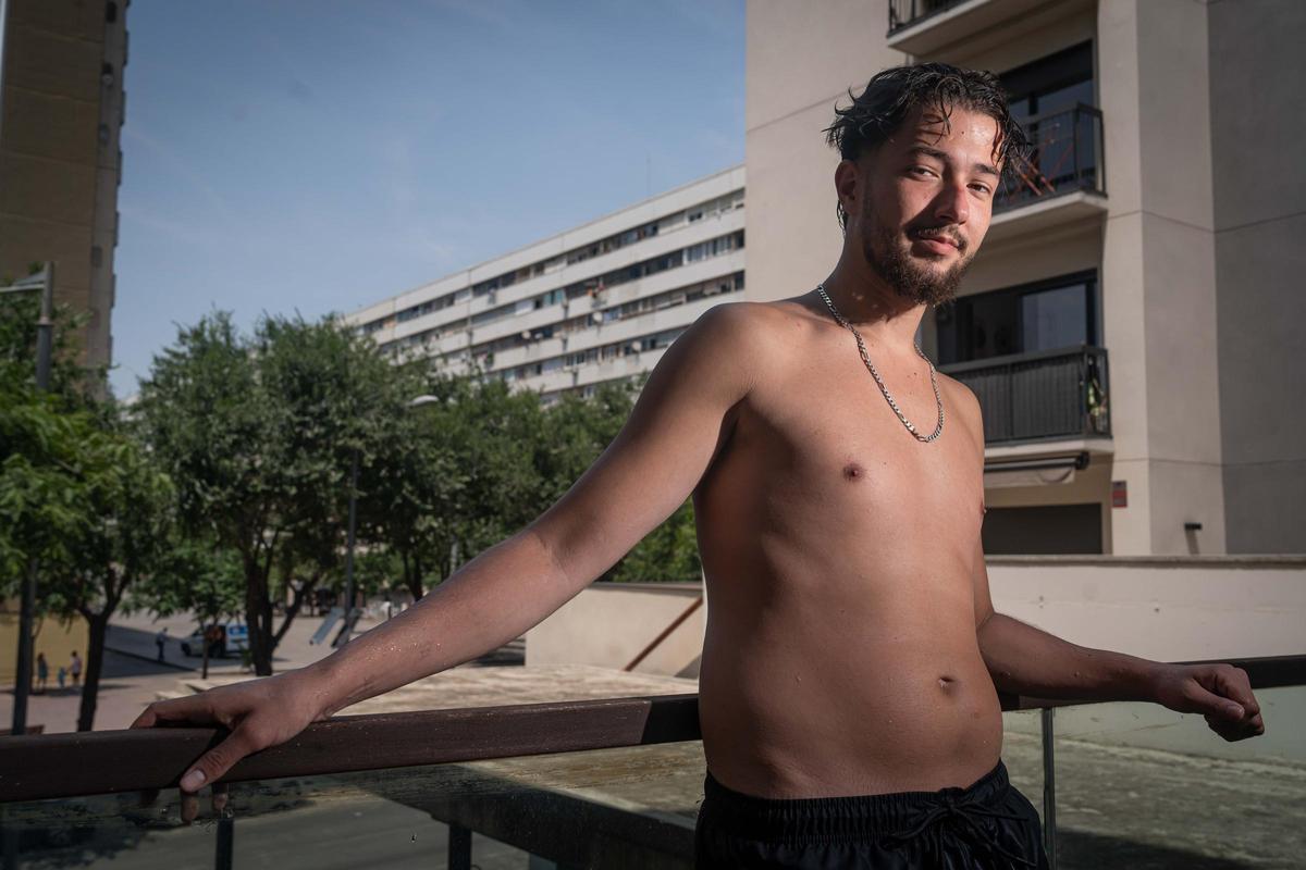 Julian, turista suizo, posa en el apartamento turístico de La Mina donde pasa unos días de vacaciones.