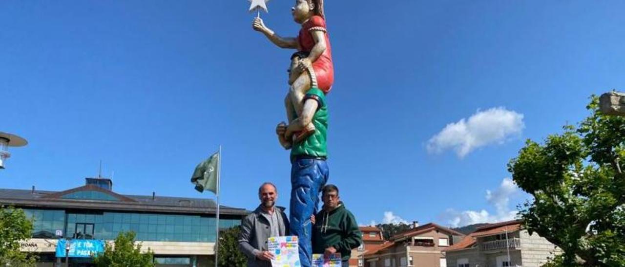 Os edís Aldán Santamarina e Carlos Juncal, co cartaz.   | FDV