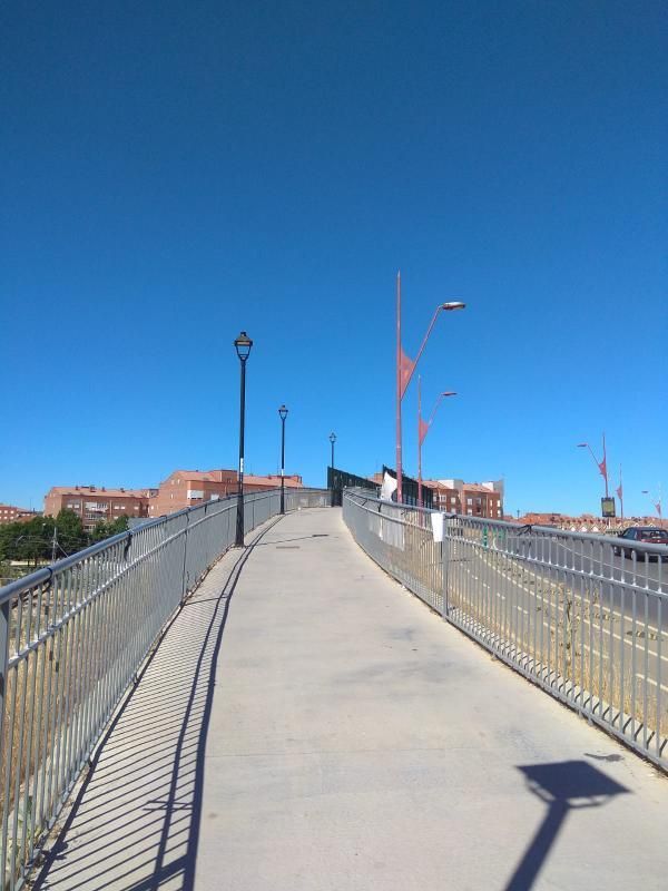 Una imagen del puente de la discordia en San Andrés del Rabanedo (León).