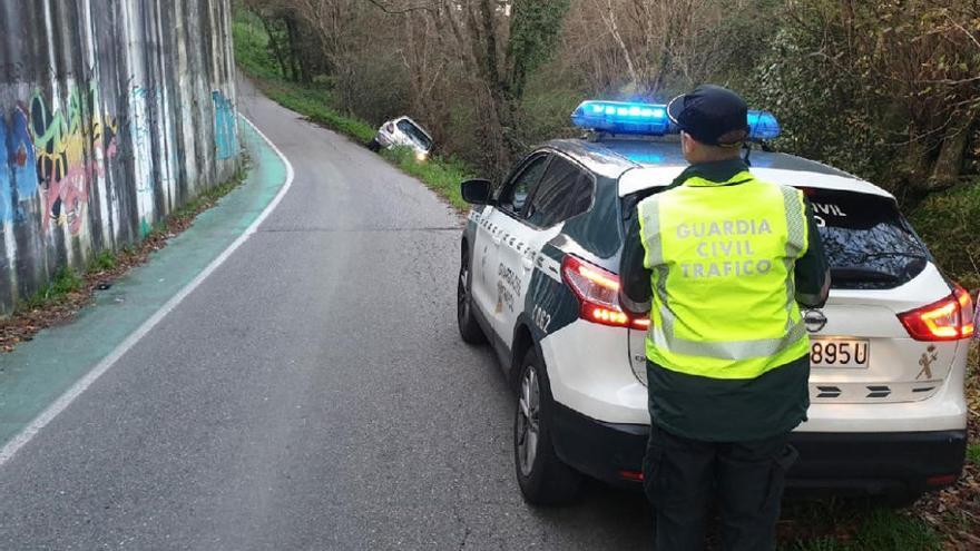 El coche accidentado, al fondo de la imagen. // FdV