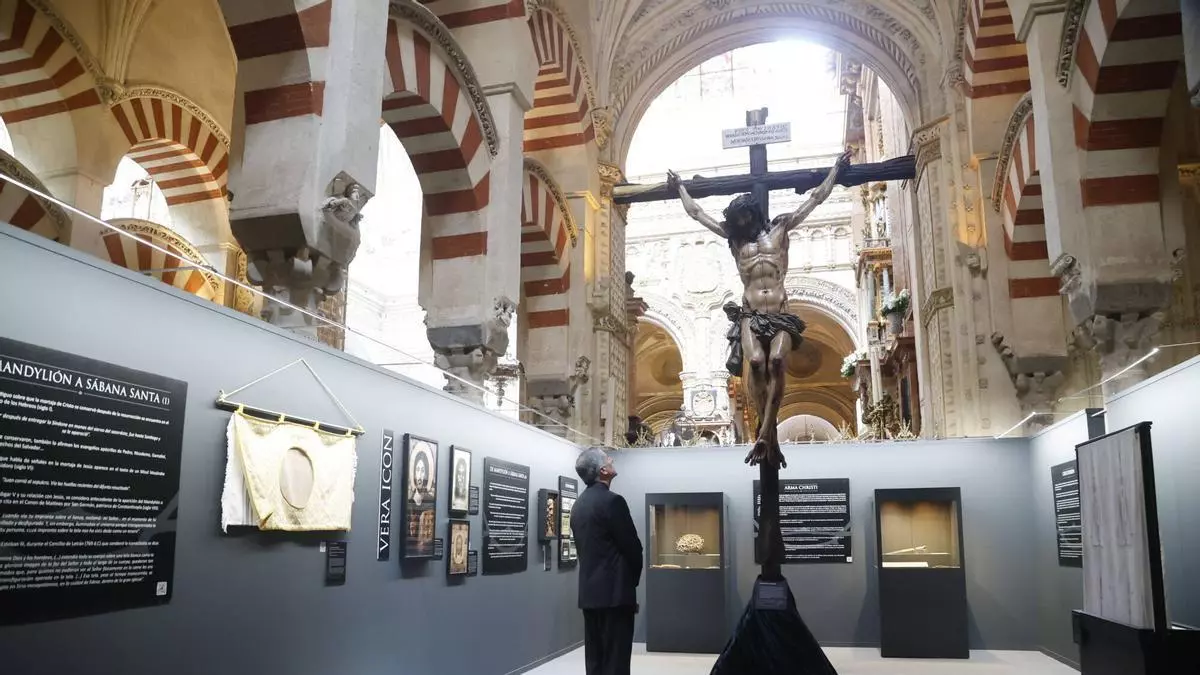 La Mezquita-Catedral acoge una exposición que se adentra en las investigaciones sobre los misterios de la Sábana Santa