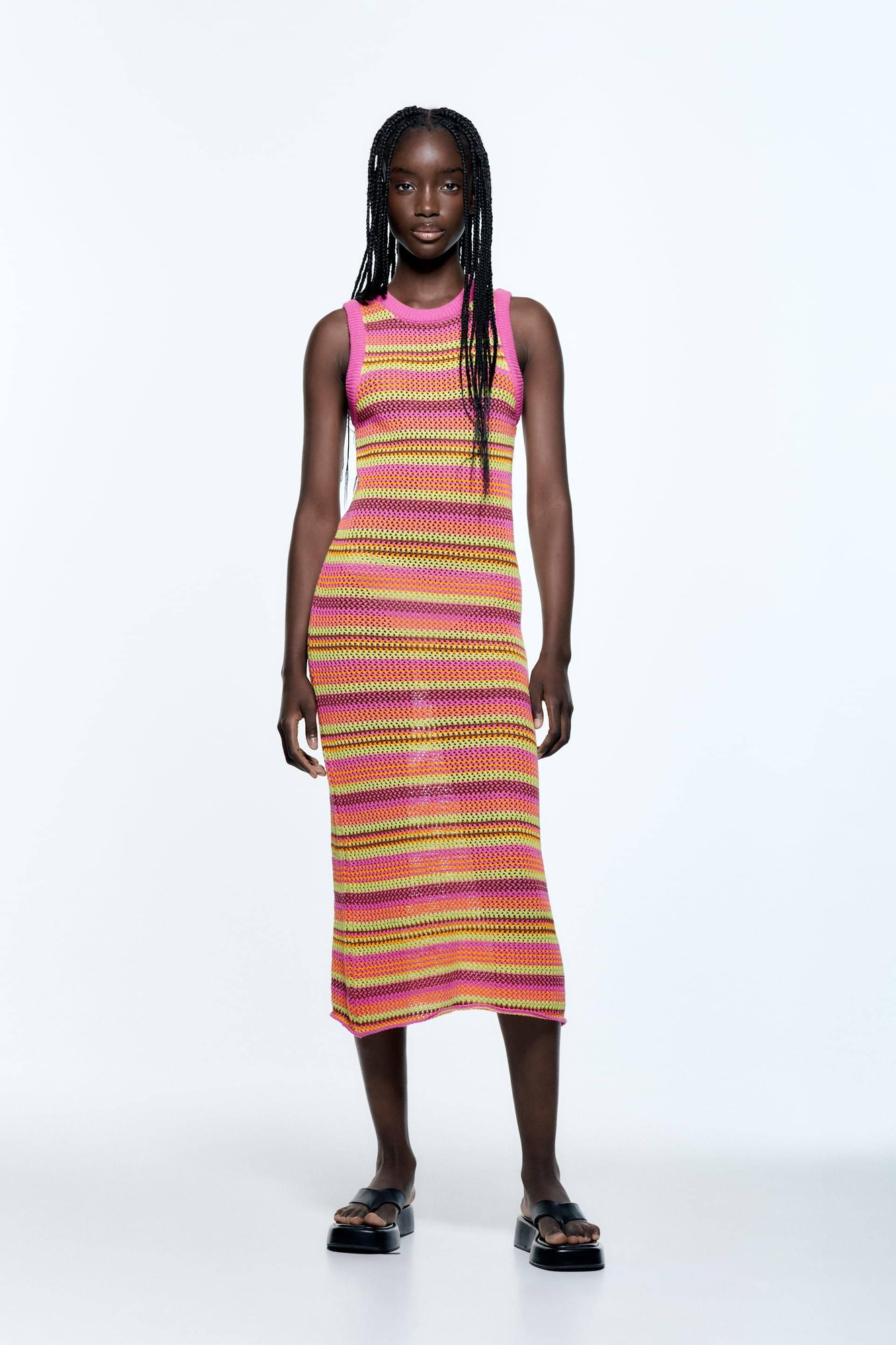 Vestido de cuello redondo y manga sisa de Zara