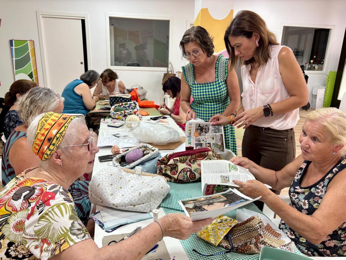 La alcaldesa de Almassora durante su visita al centro de envejecimiento activo.