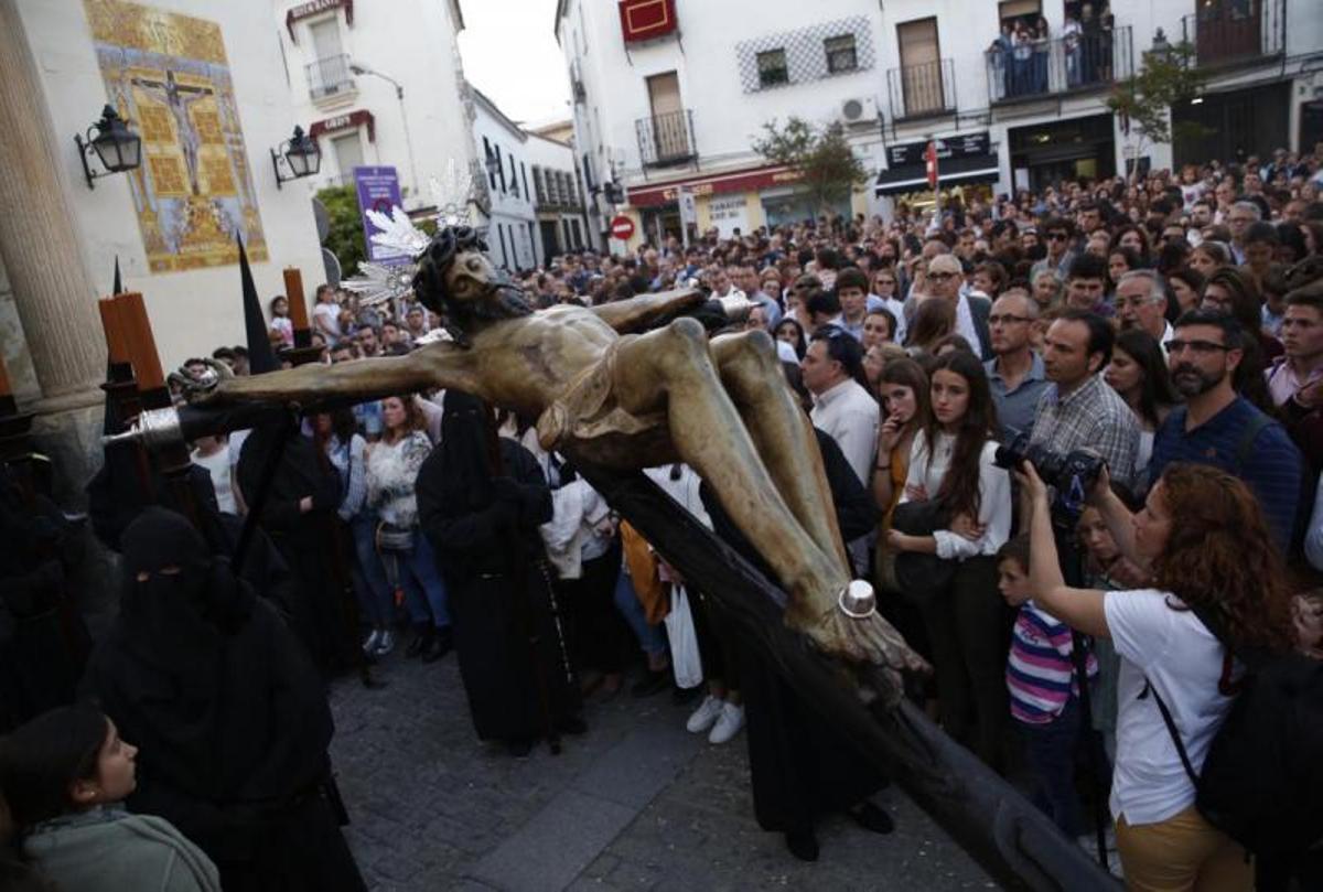 Una tarde primaveral envuelve a las cofradías el Lunes Santo