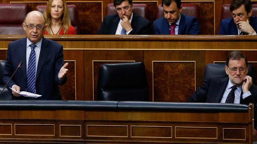 Montoro interviene en el Congreso, en presencia de Rajoy, durante la sesión de control al Gobierno.