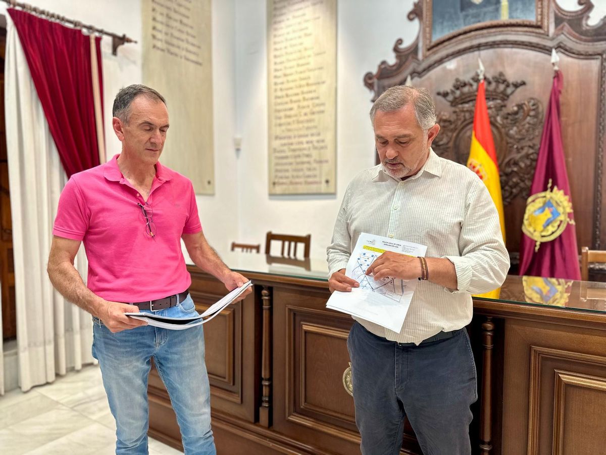 Ángel Meca explica sobre el plano cómo quedará la circulación en la zona.