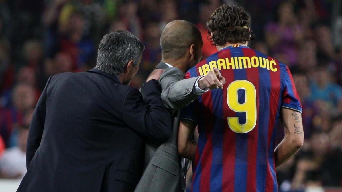 Mourinho incomoda a Guardiola mientras habla con Ibrahimovic en el Barça-Inter de la Champions 2009-10.