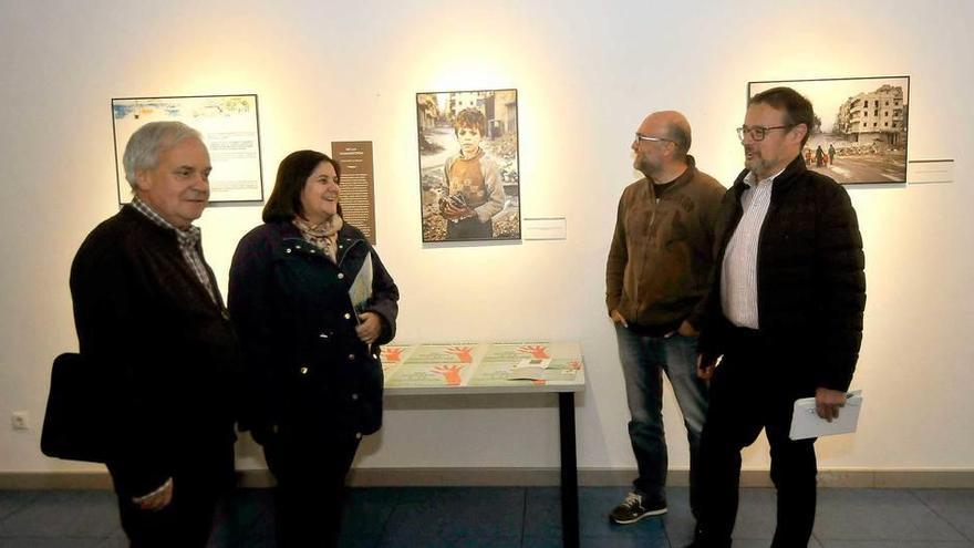 Ruiz Husillos, Marta Domínguez, Alfonso Pombo y Ricardo Vázquez Montoto, coordinador del Club, en la exposición instalada en la Casa de Cultura.