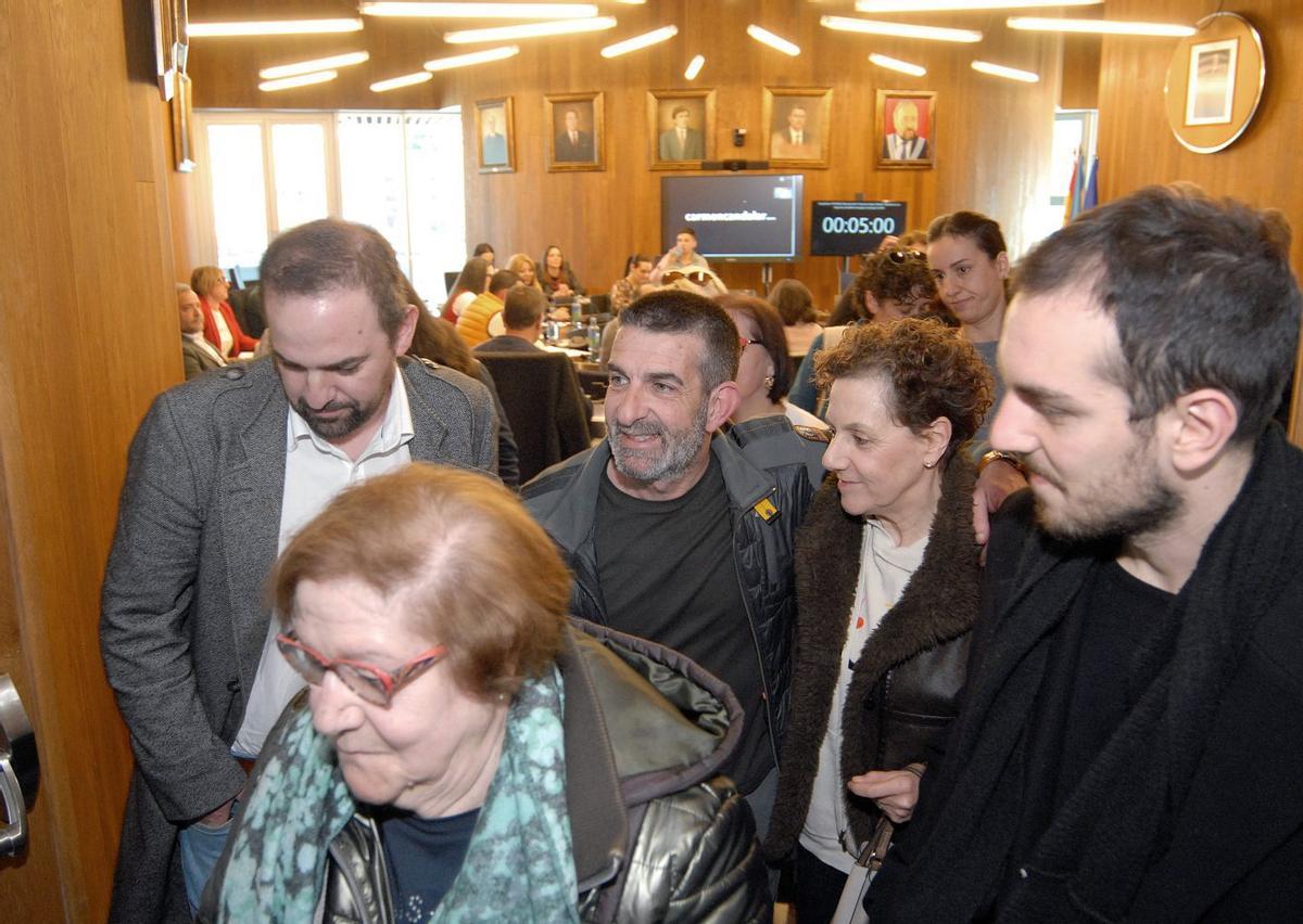 Francisco Vilariño abandona el salón de plenos junto a compañeros del BNG. | BERNABÉ/JAVIER LALÍN