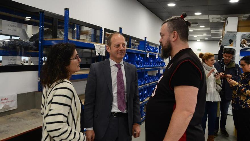 Un momento de la visita del director del Igape, Juan Cividanes, a la sede de Corvus Belli. // G.N