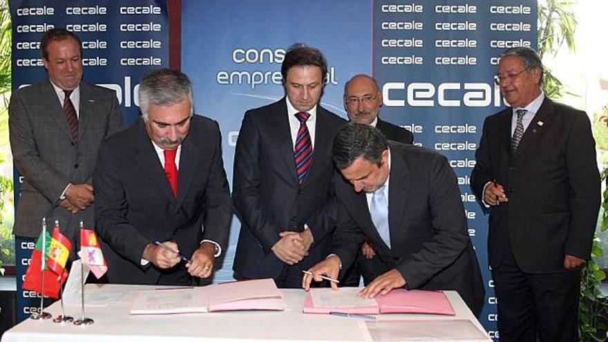 Los presidentes de distintas asociaciones empresariales de Castilla y León y Portugal en la firma del convenio.