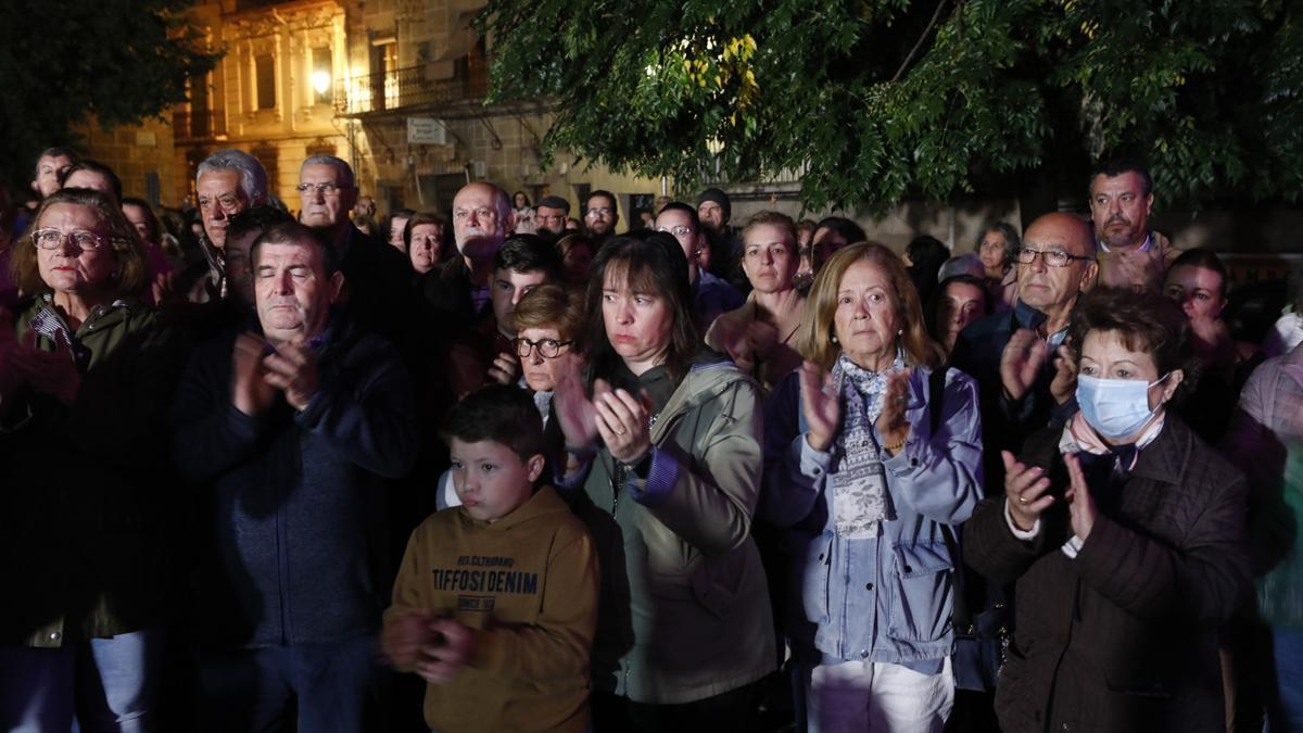 Vecinos de Valencia de Alcántara guardan silencio en memoria de Imane, asesinada a manos de su pareja.