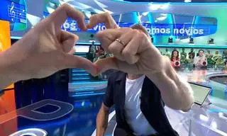 Lo nunca visto en Pasapalabra, el público enloquece en cuanto suena esta conocida canción: "Está todo el mundo cogiéndose la mano"