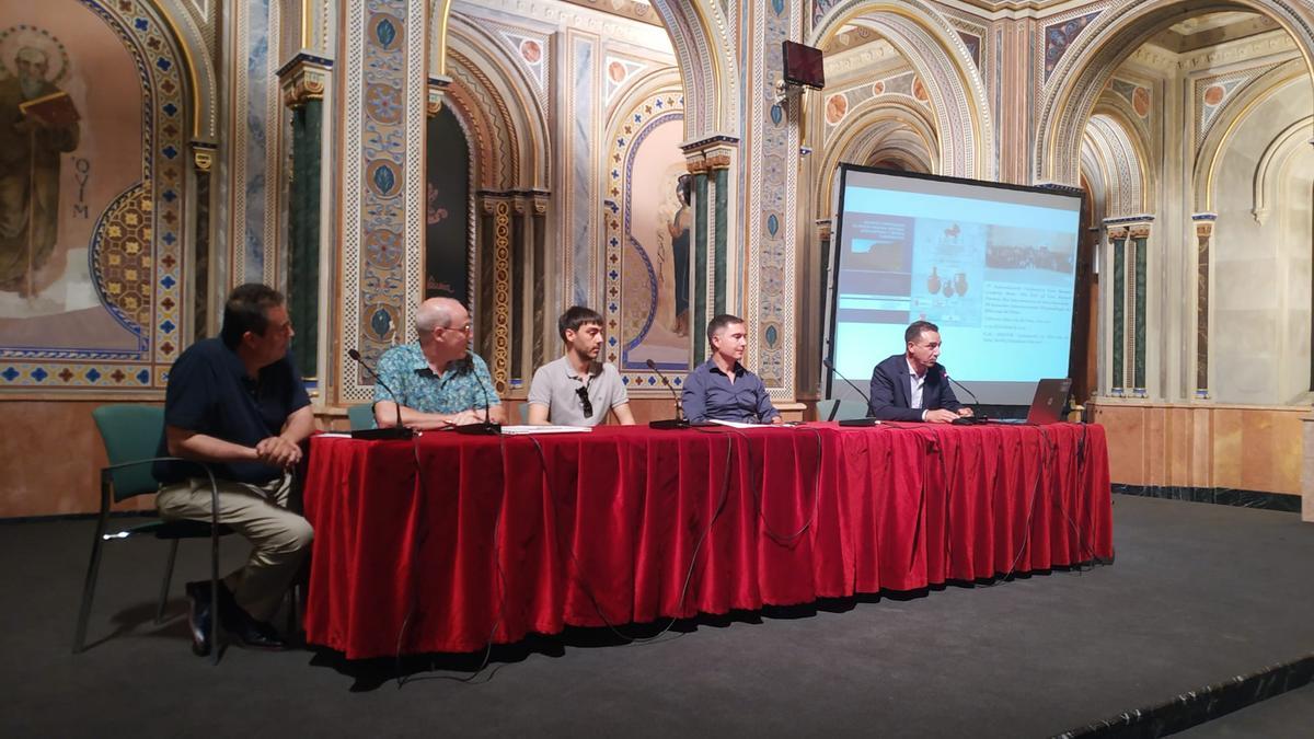 El alcalde de Riba-roja, Robert Raga, interviene en la presentación.