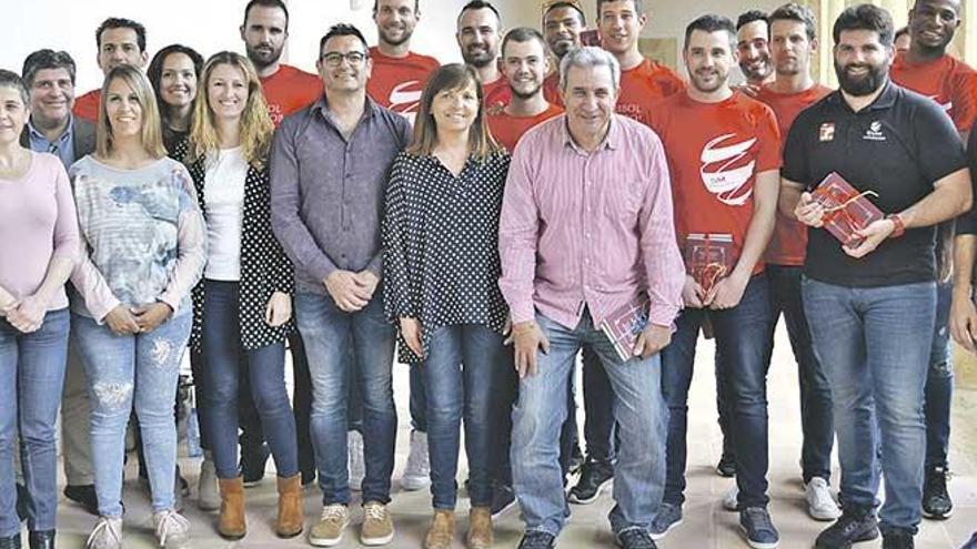 Foto de familia del Podes i Tales junto a todos los representantes municipales de ayuntamiento de Manacor.