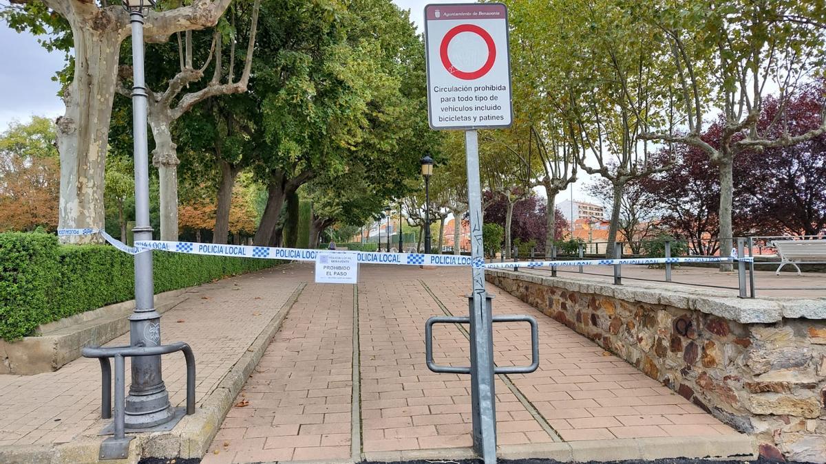 Acceso desde el Parador Nacional de Turismo Fernando II a los jardines de la Mota, precintado por la Policía.