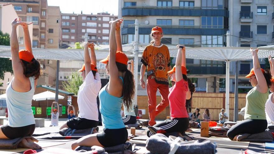 Exhibición de Yoga durante las Ferias y Fiestas de San Pedro.