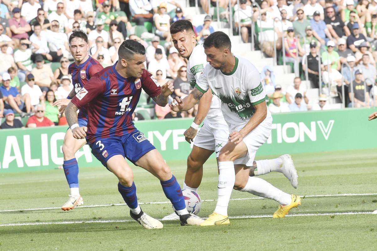 Álex Martínez disputa un balón en el último derbi disputado en el Martínez Valero