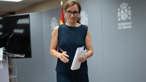 La ministra de Sanidad, Mónica García, ofrece declaraciones a los medios de comunicación antes del inicio del Pleno ordinario del Consejo Interterritorial del Sistema Nacional de Salud (CISNS).
